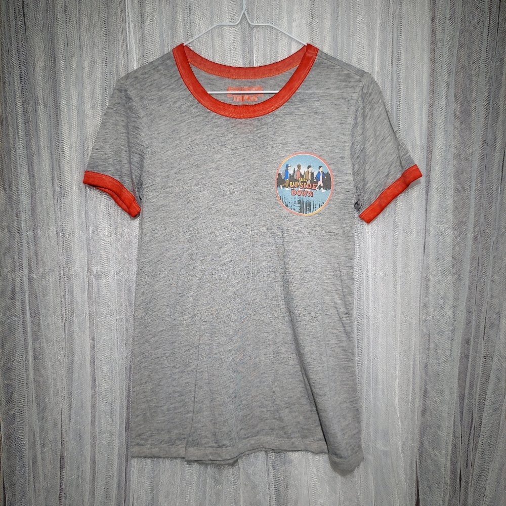 STRANGER THINGS SOFT TSHIRT. THE UPSIDE DOWN IMAGE. SIZE JUNIORS MEDIUM